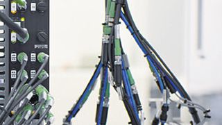 Bild 1: Während Ethernet anfangs vornehmlich im Schaltschrank installiert wurde, geht der Trend jetzt vermehrt in Richtung schaltschranklose Automation. (Bild: Phoenix Contact)