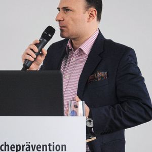 Hannes Steiner, Justitiar der Stuttgarter Hahn-Gruppe, legte den Inhabern und Geschäftsführern von Kfz-Betrieben nahe, das Geldwäschegesetz ernst zu nehmen  und sich damit auseinanderzusetzen. Sonst drohen Strafen. (Bild:  Baeuchle/»kfz-betrieb«)