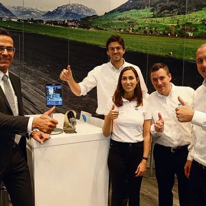 Freuen sich über Platz 1 des Prodex-Awards, v.l.n.r.: Peter Elmer (CEO), David Stucki (Leiter Marketing), Limor Hendel (Marketing Assistant), Stefan Appenzeller (Leiter Produktemanagement), Daniel Stadelmann (Technischer Berater)
