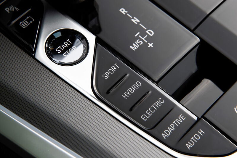 Drei Drucktasten auf der Mittelkonsole links neben dem Wählhebel wollen klug bedient werden. (BMW)