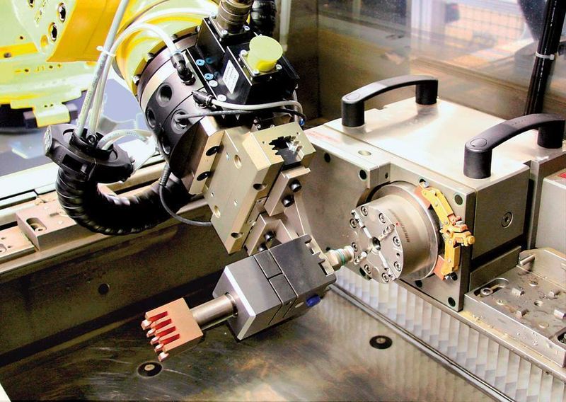 Bild 3: Eine Drahterodiermaschine mit einer A-Achse kombiniert Drehen und Erodieren miteinander. Die A-Achse kann mit einem pneumatisch bedienbaren Futter ausgestattet werden, so dass der Fertigungsprozess automatisiert ablaufen kann. (Archiv: Vogel Business Media)