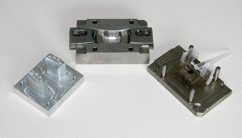 Das gespritzte Polycarbonat-Bauteil mit den dazugehörigen Space Puzzle Molding Formeinsätzen.  Bild: Beate Ziehres (Archiv: Vogel Business Media)