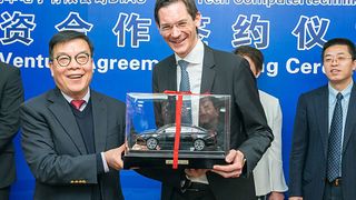 Vertreter der Shanghai Automotive Industry Corporation und TTTech bei der offiziellen Vertragsunterzeichnung des Joint Ventures. (TTTech)