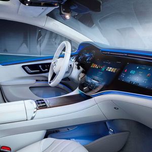 Der Hyperscreen von Mercedes-Benz zieht sich über das komplette Armaturenbrett.(Bild:  Mercedes-Benz)