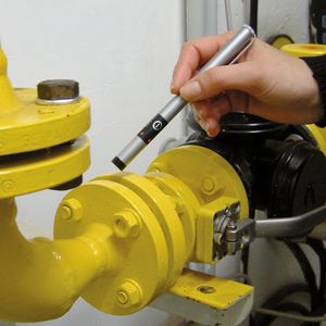 Flansche sind für rund 30 % der industriellen Emissionen verantwortlich. Deshalb schreibt die VDI 2290 nicht nur die Produktqualität der Dichtung vor, sondern auch die Art und Weise der Montage. Dräger MSI hat einen Leckagedetektor für brennbare Gase entwickelt.