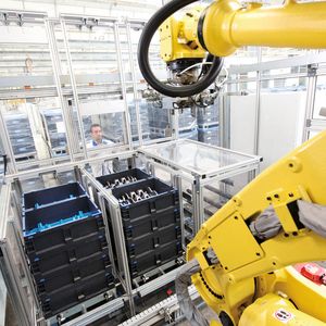 Die Kurbelwellen werden automatisch per Roboter in QX-Behälter verpackt, in drei nebeneinanderliegenden Stapelboxen nach chaotischem System.