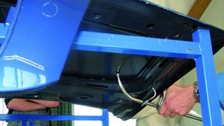 Beim Ausbeulen ohne Lackieren nutzt der Monteur die 
Hebelwirkung seines Werkzeuges zur Kraftübertragung. Fotos: Dominsky,  Wenz (Archiv: Vogel Business Media)