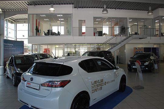 Helle und freundliche Atmosphäre im Toyota-Autohaus. (Archiv: Vogel Business Media)