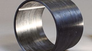 Beim Automated Fiber Placement (AFP)-Prozess werden robotergeführt faserverstärkte Kunststoffbänder unter Anwendung von Druck und Temperatur entlang eines vorgegebenen Pfads auf der Werkzeugoberfläche abgelegt. (Trelleborg)