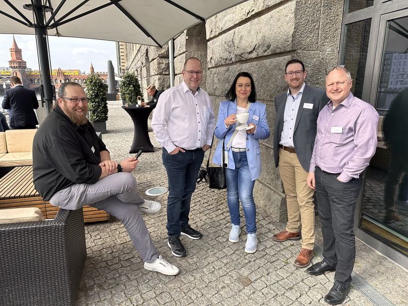 Barbara Brocker (ACER) mit (v. l.) Mathias Dürner (Cancom), Oliver Groß (GSL Groß), Michael Schoubye (S&K) und Kurt Müller (Cancom). (Bild: Vogel IT-Medien GmbH)