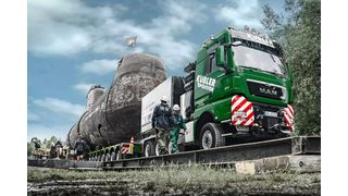 U-17 beim sogenannten Roll-on am Naturhafen Speyer ... (Bild: TII Scheuerle)