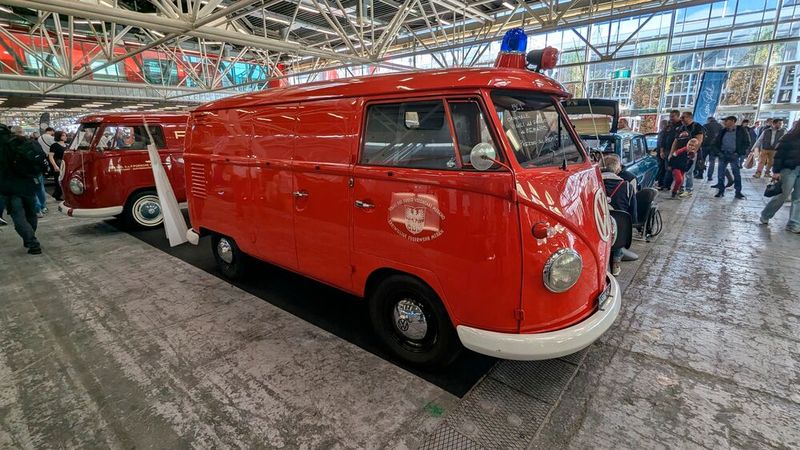 Auch rot, aber deutlich langsamer als ein Ferrari, aber immerhin einst in Italien (Südtirol) gelaufen: VW Bus T1. (Bild: Dominsky – VCG)
