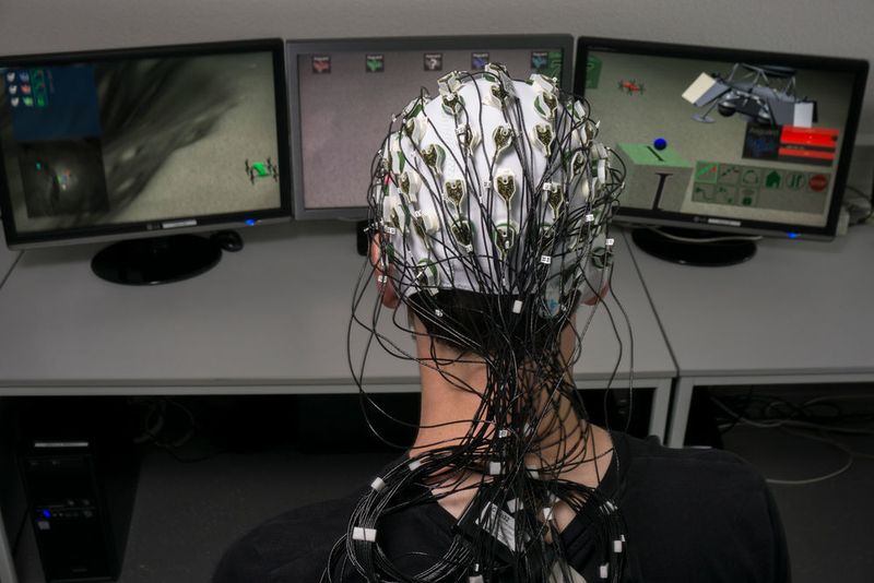 Mithilfe des am DFKI entwickelten Brain-Reading-Systems lassen sich Roboter auf Basis der Gehirnaktivitäten intuitiv und effektiv steuern. 
 (DFKI GmbH)
