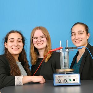 Die Chemie-Bundessiegerinnen Hannah Amrhein (17), Lena Fries (16) und Hanna Fries aus Bayern fanden einen neuen Ansatz, um den Pflanzennährstoff Phosphor aus Abwasser zu recyceln. Sie nutzten die so genannte Elektroflotation, bei der winzige Flocken Phosphate binden.  Mehr zum Jugend-forscht-Projekt „Phosphor-Recycling durch Elektroflotation“.  (Stiftung Jugend Forscht e V. / Max Lautenschläger)