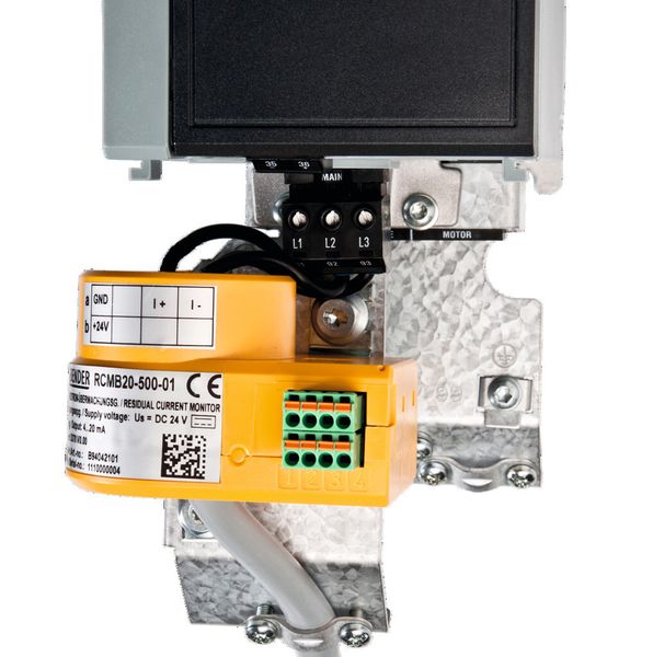 Die Differenzstromüberwachung ist auf einem passenden Montagehalter vor dem Netzanschluss des Frequenzumrichters positioniert. (Bild: Danfoss)