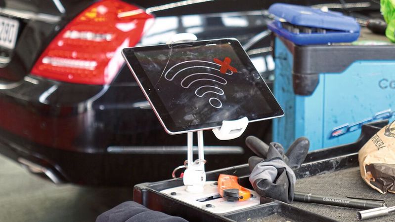 Mobile Endgeräte gehören in vielen Betrieben bereits zum Arbeits- alltag und müssen ausreichend stabil mit dem Internet verbunden sein. Das gelingt mit handelsüblichen Produkten nicht immer.(Bild:  Schreiner/»kfz-betrieb«)