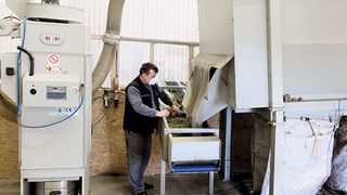 Die Siebmaschine (rechts im Bild) ist eingehaust und an einen Ruwac-Entstauber vom Typ DS 6 (links) angeschlossen. (Bild: Ruwac)