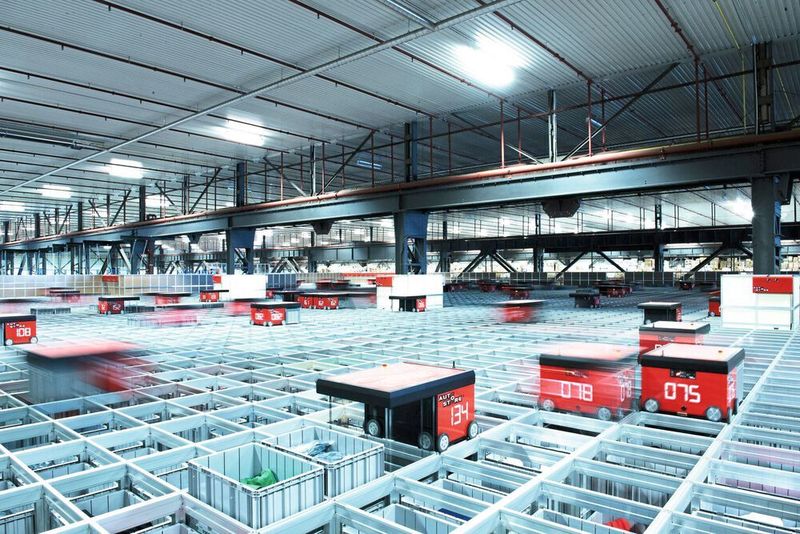 Das System wird mit intelligenten Lagerrobotern betrieben, die sich auf einem Aluminiumgitter bewegen. (Dematic)