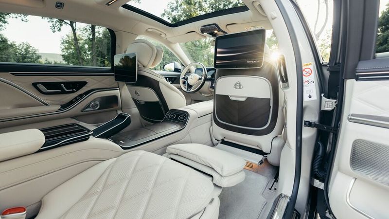 Auf Wunsch erzeugen offenporige Hölzer, neue Stoffe und raffinierte Lichtinszenierungen eine gediegene Atmosphäre für Eliten. (Bild: Mercedes-Benz)