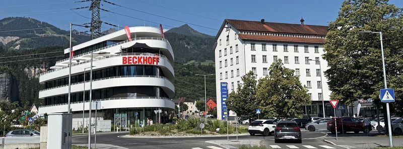 Räumlich ein kleiner Schritt: Beckhoff Automation Österreich hat in Bürs den Neubau seines Headquarters bezogen – gegenüber der alten Textilfabrik, wo sich bisher die Büros befanden.(Bild:  Stefanie Michel)