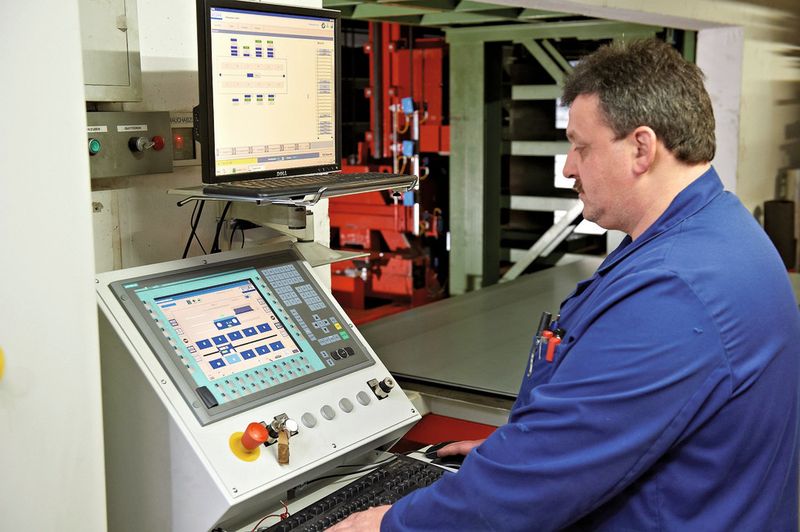 Das neue, ergonomische Anlagenbedienpult ist mit einem 12