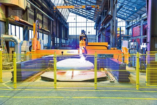 Die Baureihe MG bei der GEA Production im unterfränkischen Kitzingen wurde für präzise und flexible 3D-Bearbeitung von Blechen und Behälterböden ausgelegt. Der Microstep-R5-Rotator ermögliche dabei das Plasmaschneiden von Löchern, Konturen und Fasen an Flachmaterial und sogenannten Klöpperböden.(Bild:  Microstep)