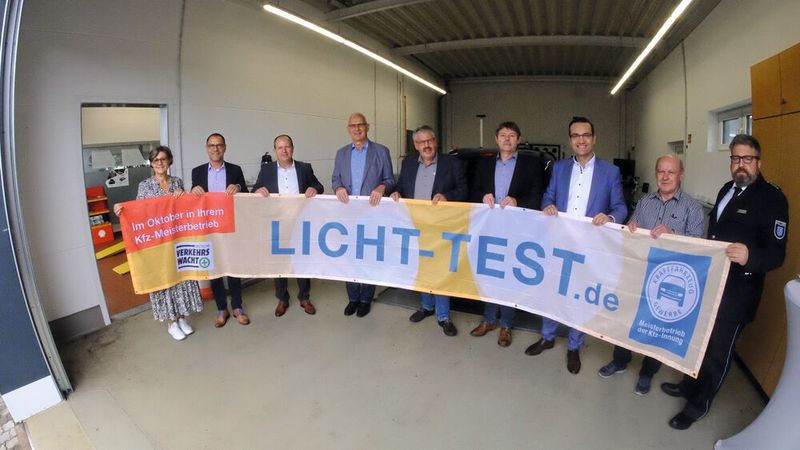 „Es sind zu viele Unbelehrbare unterwegs“, sagt Dittmar Heyder von der Verkehrswacht Ilm-Kreis. „Deshalb müssen wir die Lichtmuffel genauer ins Visier nehmen.“ Gemeinsam mit Dietmar Hoffmann, GF des Landesverbandes Thüringen, und Michael Kühn, Obermeister der Kfz-Innung Erfurt-Ilmkreis, eröffnete der Landesverband Thüringen den Licht-Test 2021 für Thüringen. (Bild: Zietz/»kfz-betrieb«)
