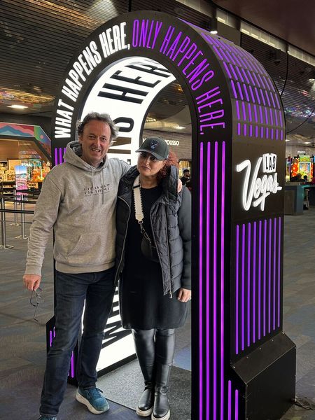 Auf der Messe haben wir uns verpasst, aber am Flughafen haben wir uns dann doch gefunden: Besa Agaj (IT-BUSINESS) mit Thomas Klein (TD Synnex) (Bild: Vogel IT-Medien)