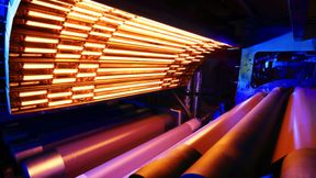 Infrarot-Systeme folgen Warenbahnen und können an unterschiedliche Breiten angepasst werden. Das hilft, Energie erheblich effizienter einzusetzen. (Bild: Excelitas)