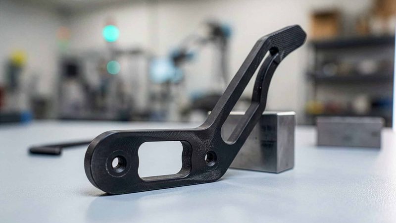 Mit der Endlosfaser-Technologie sind großformatige, mechanisch belastbare Bauteile mit kontinuierlicher Carbon-Faserverstärkung möglich, wie dieser Roboter-Greifer.(Bild:  BigRep)