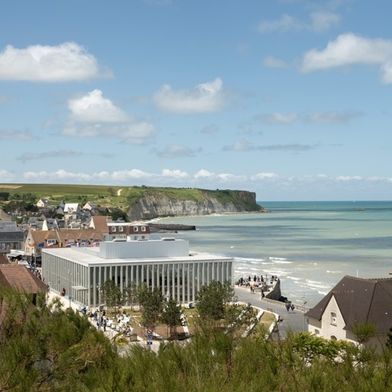 Am historischen Landungsort von Arromanches-les-Bains ersetzt der Neubau des Musée du Débarquement den Ursprungsbau aus den 1950er-Jahren.  (Bild: Antoine Cardi)