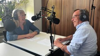 Sanktionsumgehungen sind ein heikles Thema. Trotzdem gab es viel zu lachen bei der Podcastaufnahme: Silvia Lulei hatte RA Andreas Glotz als Experten zu Gast. (Bild: VCG - Simon)