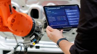 Agentische KI soll anspruchsvolle, komplexe Aufgaben übernehmen und passgenaue Lösungen vorschlagen können. (Bild: Fraunhofer IWU)