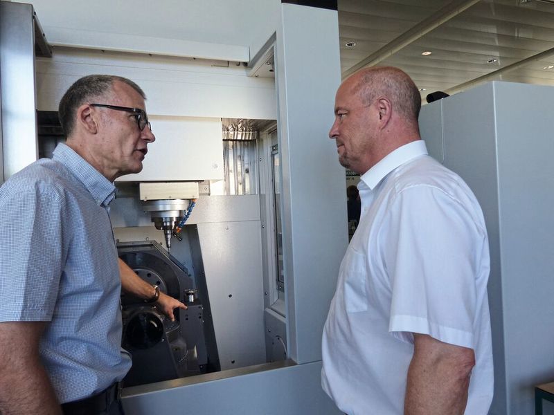 Entwicklungsleiter Urs Schmid (li.) und Geschäftsführer Frank Fehlmann (re.): «Dieses Projekt wurde von uns stark forciert, weil die Anforderungen an die Anwender ständig steigen, die Werkstoffe immer schwieriger zu bearbeiten sind und wir uns bei der Wettbewerbsfähigkeit unserer Kunden in der Pflicht sehen.» (Fehlmann)