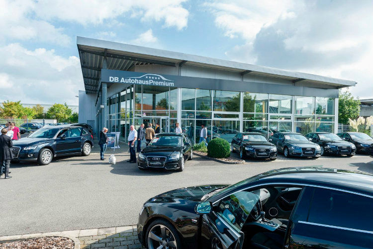 Vor gut einem Jahr hat DB Rent in Schweinfurt das DB-Autohaus Premium eröffnet. Dort vermarktet das Unternehmen in erster Linie junge Flottenrückläufer von den drei deutschen Premiummarken Audi, BMW und Mercedes-Benz. (DB Rent)