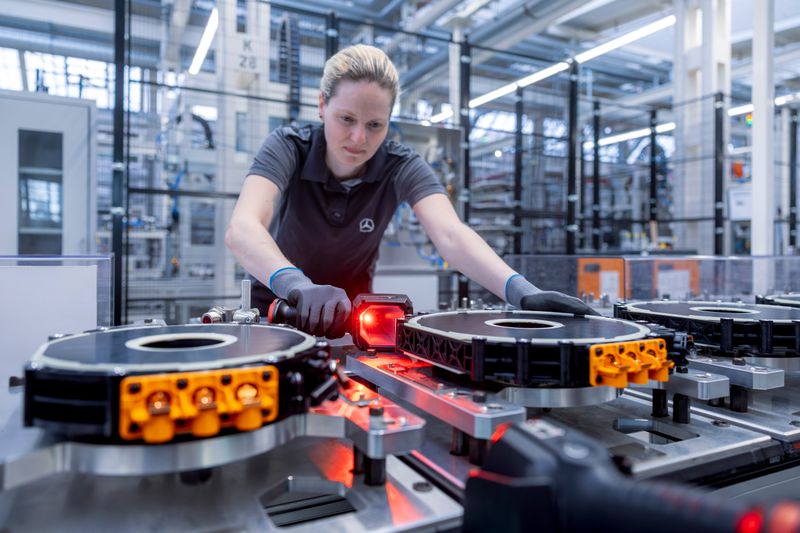 Eine Mitarbeiterin in Marienfelde prüft Komponenten des Axial-Fluss-Motors. (Bild: Mercedes-Benz)