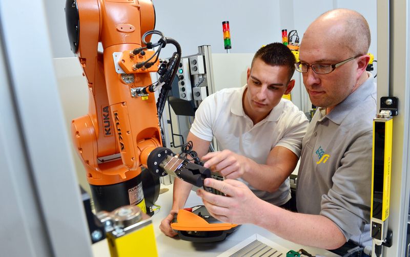 Voith-Mitarbeiter Michél Kratky und Gregor Steinert (r.) von der Chemnitzer Firma Effisi testen die Handsteuerung eines Roboters. (Bild: Wolfgang Schmidt)