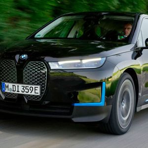Mit dem iX legt BMW sein modernstes E-Auto auf.