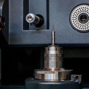 Bei Zoller lagt der Grindinghub-Fokus unter anderem auf der KI-gestützten Verschleißanalyse, die eine Überprüfung von Mikrowerkzeugen vollautomatisch und damit effizienter ablaufen lässt.(Bild:  VDW / U. Regenscheit)