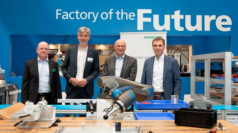 Von links: Ralf Moseberg, Leiter Industrial Automation Schaeffler, Alin Albu-Schäffer, Institutdirektor DLR, Dietmar Schneyer, Bayerisches Wirtschaftsministerium und Uwe Wagner, Vorstand Forschung und Entwicklung der Schaeffler AG.