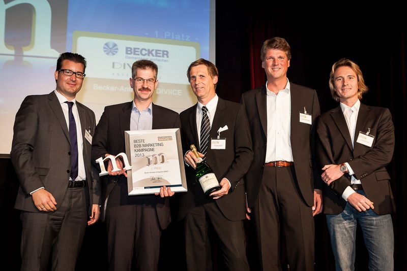 Die Beste B2B Marketing Kampagne 2013 ist „Let it B“ von Becker Antriebe. Uwe Happel, Leiter Vertrieb und Marketing bei Becker-Antriebe (2. von Links) und Thomas Schmidt, Vorstandsvorsitzender Diviice Advertising (rechts daneben), nahmen das weiße marconomy-„m“ entgegen. Mit ihnen freuten sich Dr. Dominik Wagemann, marconomy, Andreas Pfeilschifter, marconomy, und Christian Schmitt, marconomy (von links nach rechts). (Bildquelle: marconomy © Stefan Bausewein)
