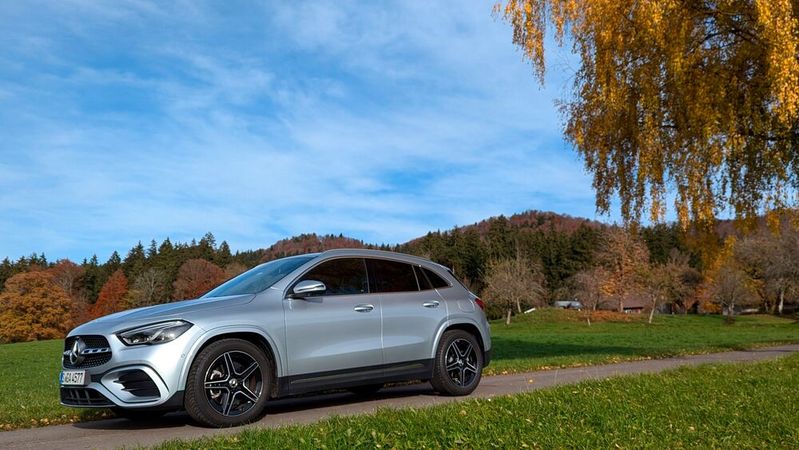 Der seit 2020 gebaute neue GLA (Typ H 247) geriet deutlich größer als sein Vorgänger und spricht eine sportliche Klientel an.(Bild:  Dominsky – VCG)