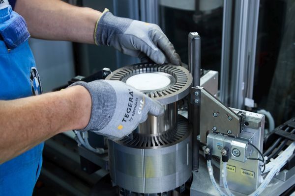 Elektro-Komponenten-Fertigung in Dingolfing für Plug-in-Hybridfahrzeuge.  (BMW)