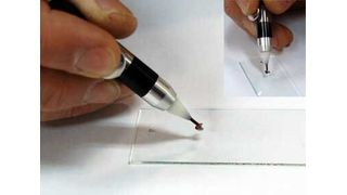 Der Probenstift Micro Touchpick Pen hilft dabei eine statische Mikroprobe aufzunehmen und auf den Objektträger abzusetzen.  (Bild: S.T. Japan Europe)