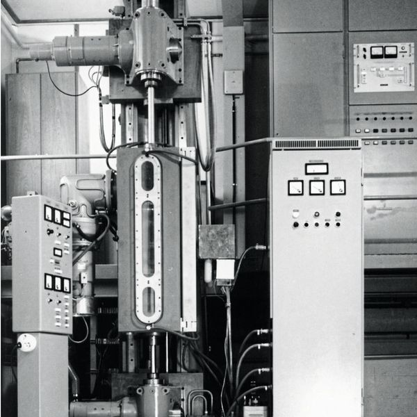 1953: Der erste Silicium-Einkristall. Unter der Leitung von Eberhard Spenke (dem Vater der Silicium-Halbleiter) entstanden im Labor der Siemens-Schuckert-Werke in Pretzfeld bahnbrechende Erfindungen, die die Basis für neue Leistungshalbleiter wie Silicium-Gleichrichterdioden, Silicium-Transistoren und Silicium-Thyristoren waren. Im Herbst 1953 gelang es Dr. Reimer Emeis, hier den ersten Silicium-Einkristall zu ziehen. Aufbauend auf dem von F. Bischoff (Siemens WHL) entwickelten C-Verfahren wurde eine Praktik für die Herstellung von Reinstsilicium entwickelt, die später als Siemens-Verfahren bekannt wurde. Das Verfahren kombiniert das senkrechte tiegelfreie Zonenziehen mit der Silicium-Abscheidung aus der Gasphase. Ergänzt wurde es durch eine Methode zum Ziehen von dünnen Silicium-Stäben mit 5-mm-Durchmesser. Das Siemens-Verfahren wurde weltweit lizensiert (Merck, Dow Corning, Monsanto, Shin-Etsu, Wacker Chemie, Montecatini, Lonza) und 1957 wurde die Serienfertigung von vollautomatischen Zonenziehanlagen (im Bild) aufgenommen. (Bild: Historisches Archiv Infineon)
