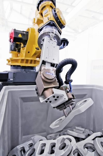 Bild 1: Für die intelligente Werkstückhandhabung beim Griff in die Kiste benötigt der Roboter eine 3D-Objekterkennung und spezielle Greifer. (Bild: Liebherr)