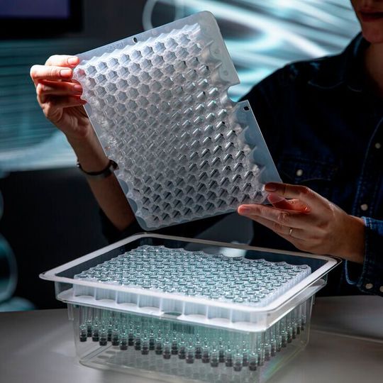 Das neue Nestdesign von SCHOTT Pharma fasst 160 vorfüllbare Polymerspritzen, um die operative Effizienz und Nachhaltigkeitsmaßnahmen von Pharmaherstellern zu verbessern.(Bild:  SCHOTT Pharma/Oana Szekely)