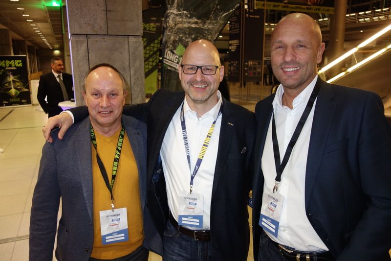 (m.) Horst Günther, ZOTAC, mit seinen Distris (l.) Robert Maier, Ingram Micro, und Andreas Roth, Tech Data. (Bild: IT-BUSINESS)