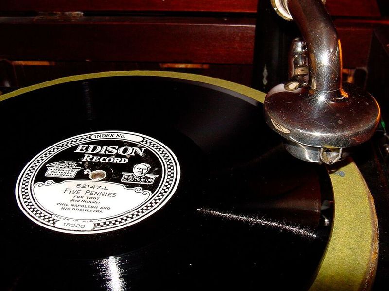  (Edison Diamond Disc Phonograph mit Platte, ca. 1920 / Norman Bruderhofer / CC BY-SA 2.5)