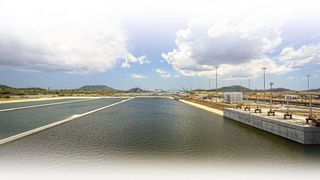 Seit Juni 2016 sind der Ausbau des Panama-Kanals sowie der Neubau von zwei Schleusen mit Sparbeckenfunktion abgeschlossen. Nun dürfen Schiffe mit einer Länge von bis zu 366 m und einer Breite bis zu 49 m diese kürzeste Verbindung zwischen Ost- und Westküste Nordamerikas passieren.  (Rolf NACHBAR)